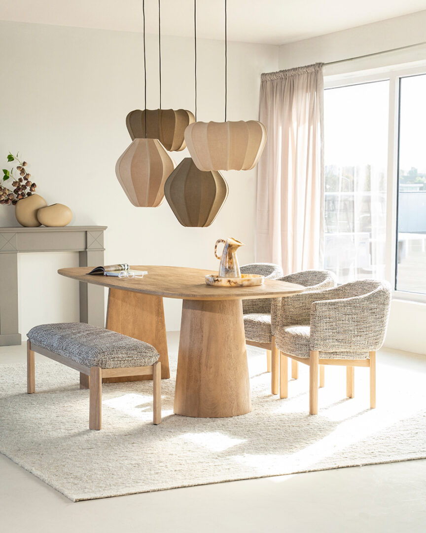 Eleonora eettafel Lune, bankje Lottie, stoel Mich